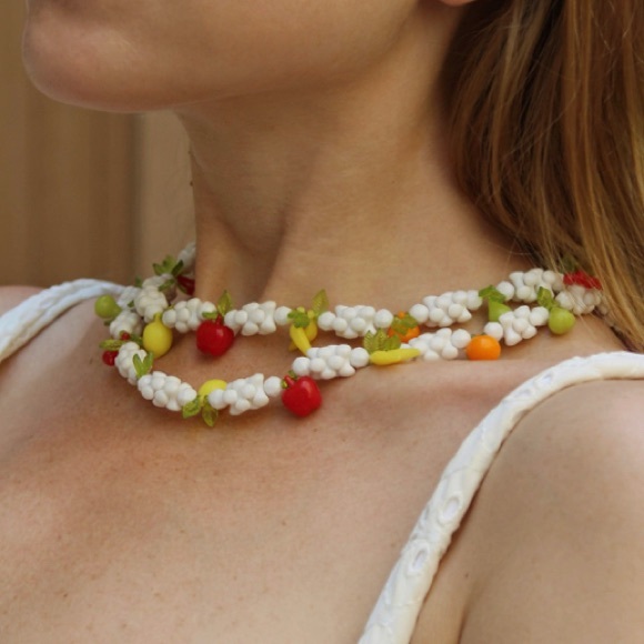 Vintage lucite fruit long strand necklace with white beads - Picture 6 of 7